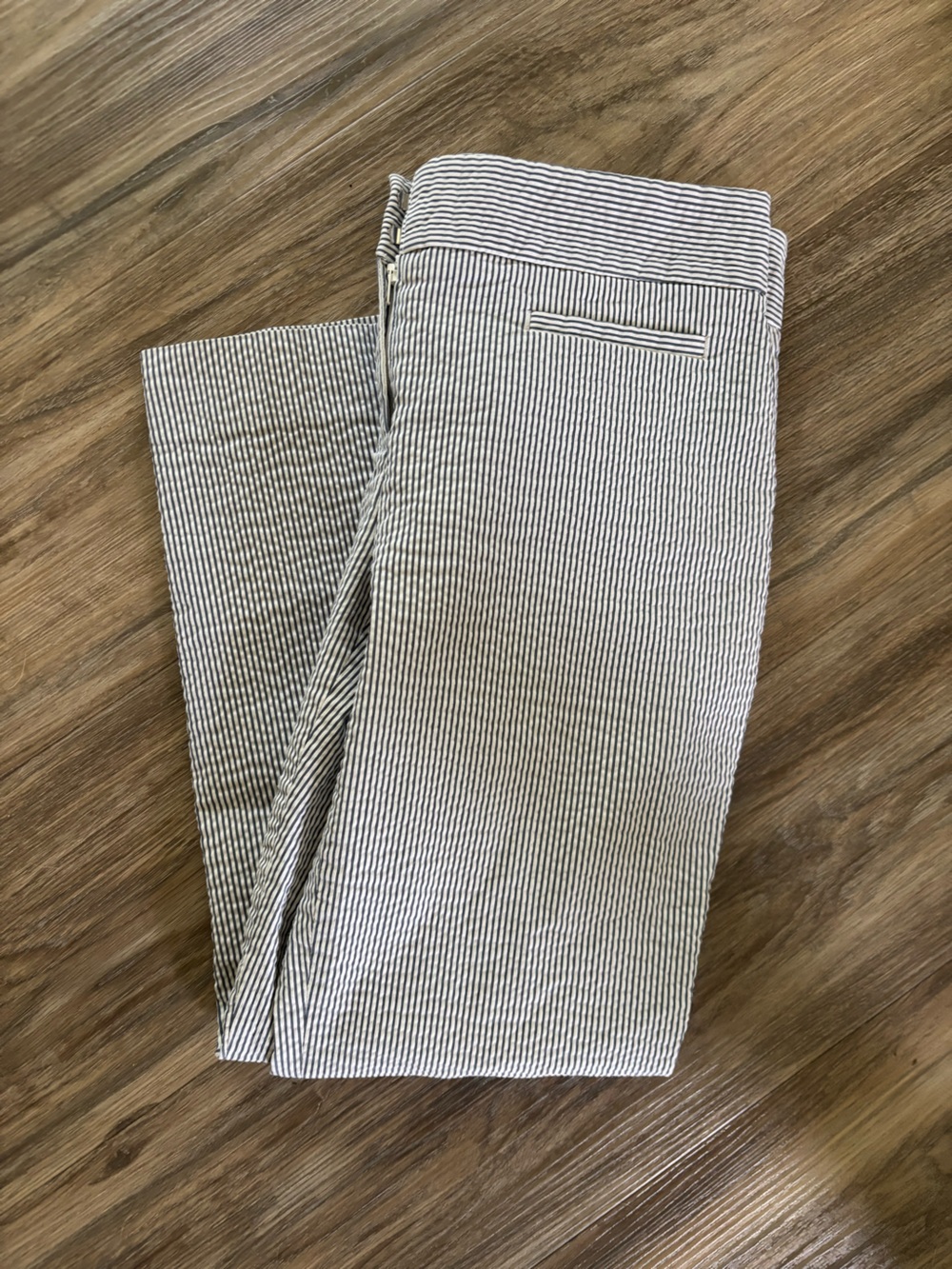 Ann Taylor Capris Size 4 Seersucker